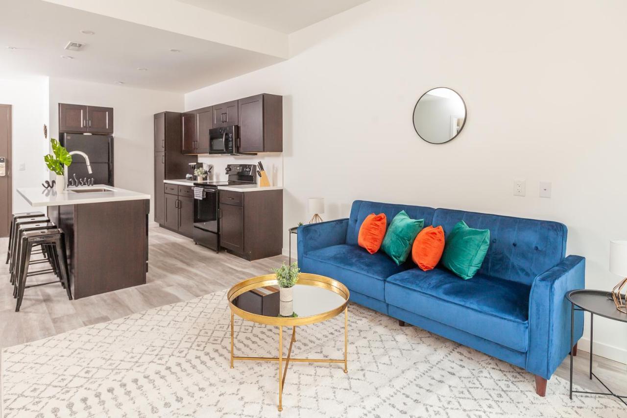 Frontdesk I The Blonde Apts Downtown Синсинати Стая снимка
